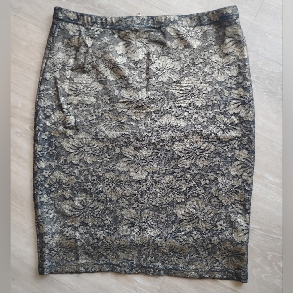 Elegant Lace Skirt in Black and Gold